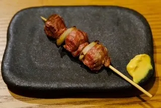 国産ひなどりを炭火で焼き上げた串焼き